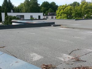 why are flat roofs common on commercial buildings
