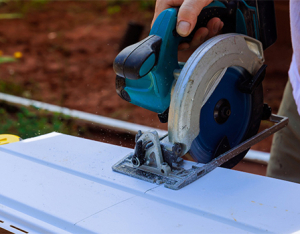 Measure and cutting aluminum siding