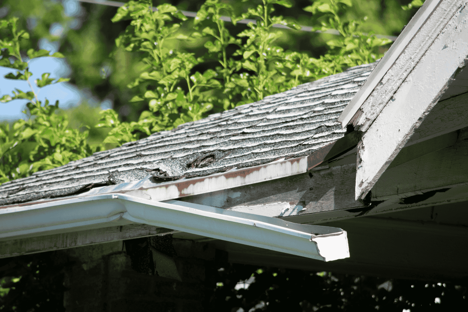 Identifying roofline problems such as sagging and leaks Identifying roofline problems such as sagging and leaks